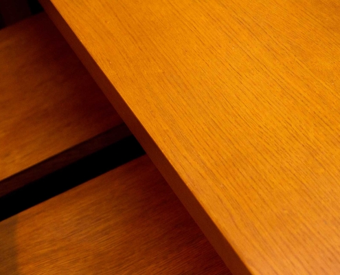 Dettaglio tavolo in legno con sedie, Cera Arredamenti
