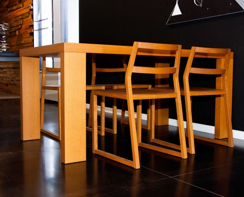 Tavolo comprensivo di quattro sedie in legno, Cera Arredamenti
